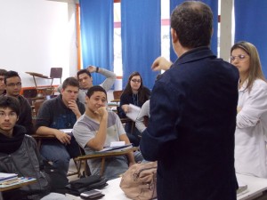 Os manifestantes abordaram os docentes e alunos que estavam em sala de aula e explicaram por que os decretos de Beto Richa são prejudiciais à Universidade
