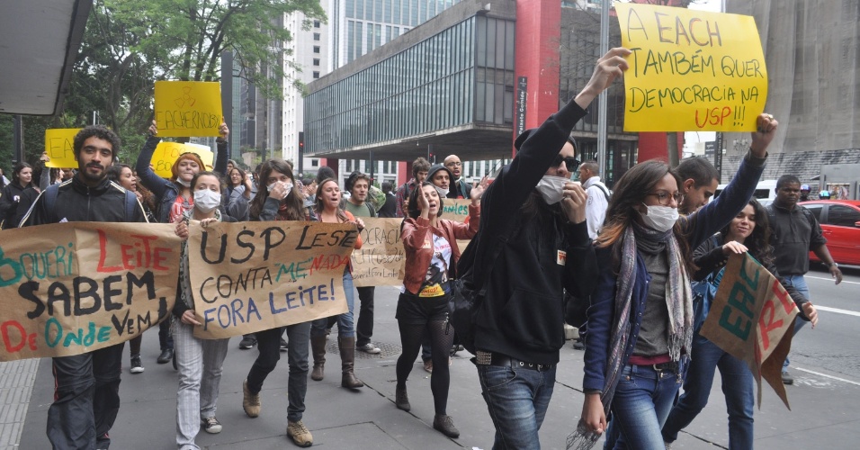 Alunos protestam na avenida Paulista contra a direção da USP, que foi autuada pela Cetesb por não adotar medidas para a descontaminação do solo. Professores, alunos e funcionários estão em greve desde o início deste mês J. Foto: Duran Machfee/Futura Press