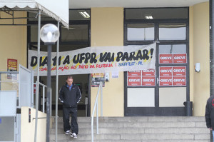 Servidores e professores da Universidade Federal do Paraná fizeram uma das maiores greves em 2012: se governo não negociar, cenário pode se repetir (foto: Franklin de Freitas)