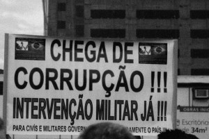 Nas manifestações de junho do ano passado, forças favoráveis ao golpe já expunham suas revindicações (foto: viomundo.com.br)